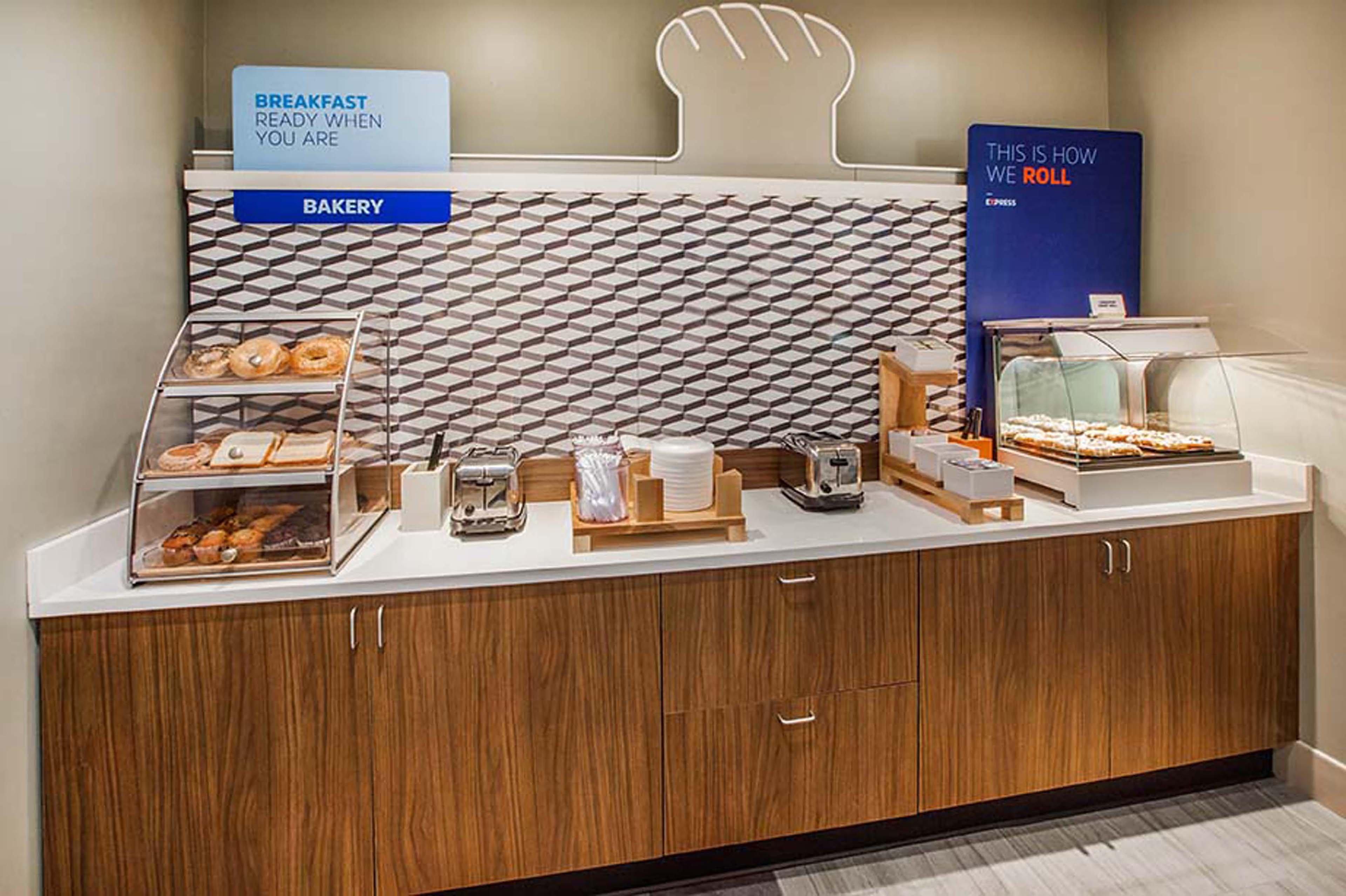 Holiday Inn Express & Suites Emporia Northwest By Ihg Экстерьер фото