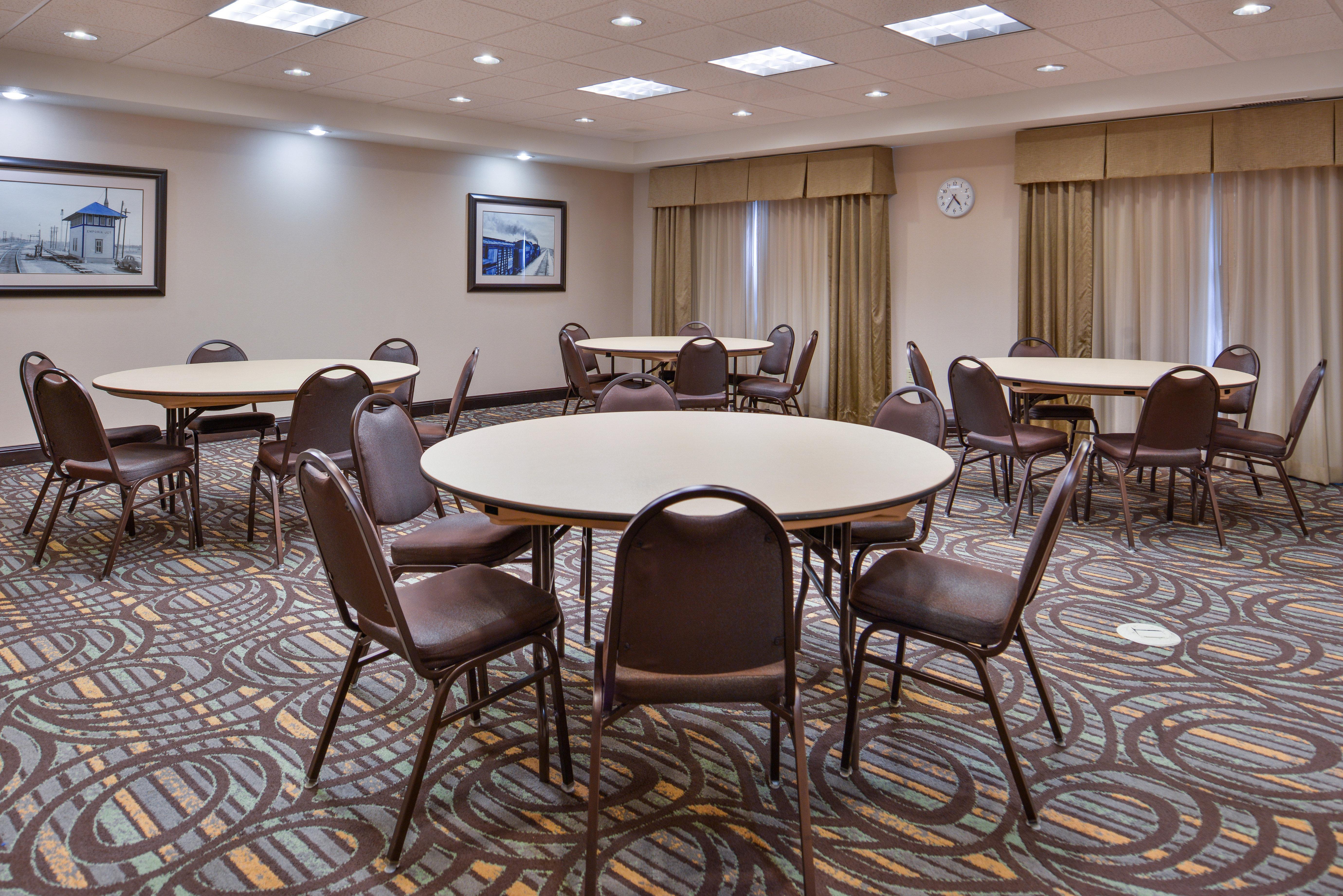 Holiday Inn Express & Suites Emporia Northwest By Ihg Экстерьер фото